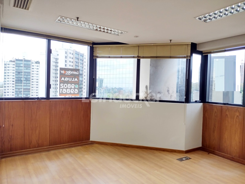 Sala para alugar com 39m², 1 vaga no bairro Auxiliadora em Porto Alegre