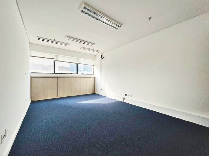 Sala para alugar com 26m², 1 vaga no bairro Três Figueiras em Porto Alegre
