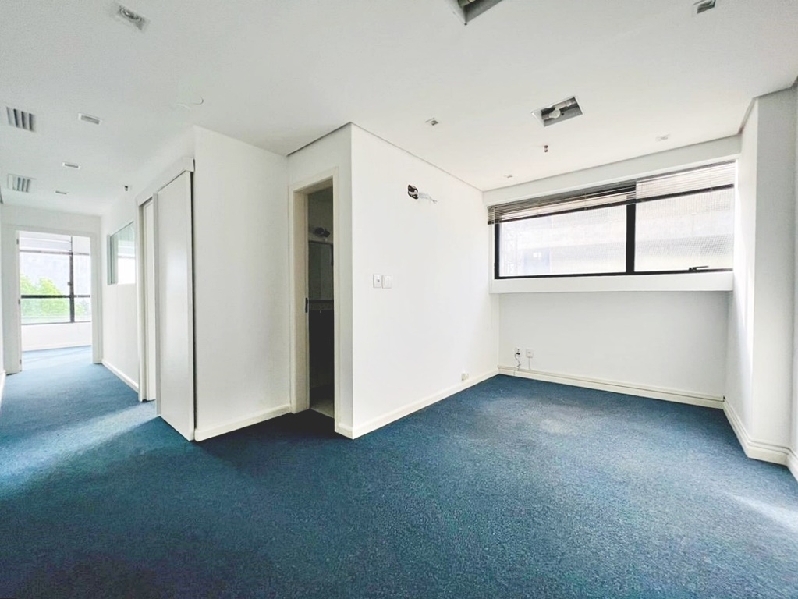 Sala para alugar com 56m², 1 vaga no bairro Três Figueiras em Porto Alegre
