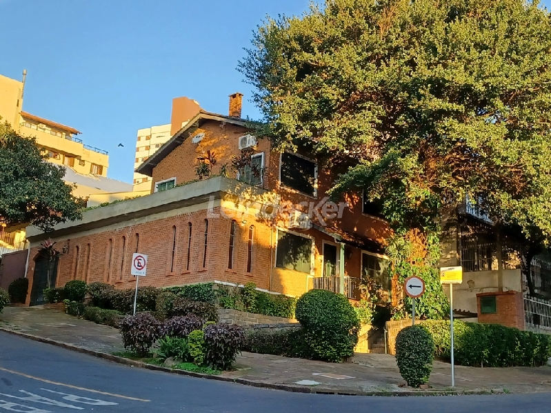 Casa Comercial para alugar com 385m², 4 dormitórios, 3 vagas no bairro Petrópolis em Porto Alegre