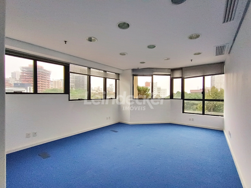 Sala para alugar com 43m², 1 vaga no bairro Três Figueiras em Porto Alegre