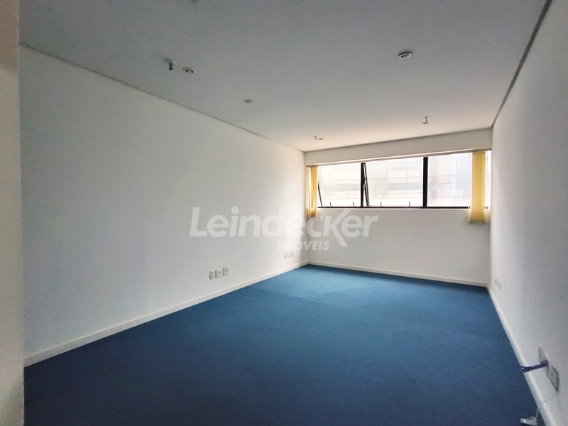 Sala para alugar com 26m², 1 vaga no bairro Três Figueiras em Porto Alegre