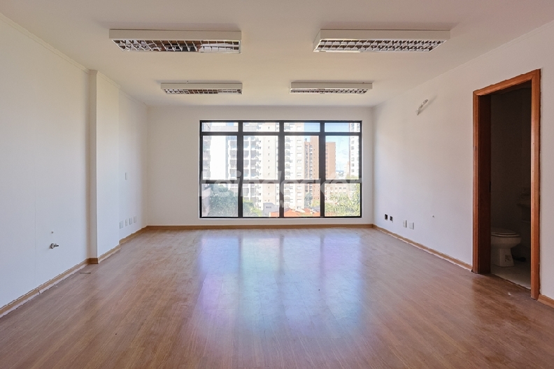 Sala para alugar com 36m², 1 vaga no bairro Três Figueiras em Porto Alegre