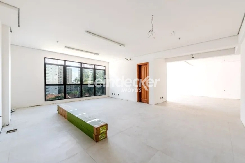 Sala para alugar com 95m², 1 vaga no bairro Três Figueiras em Porto Alegre