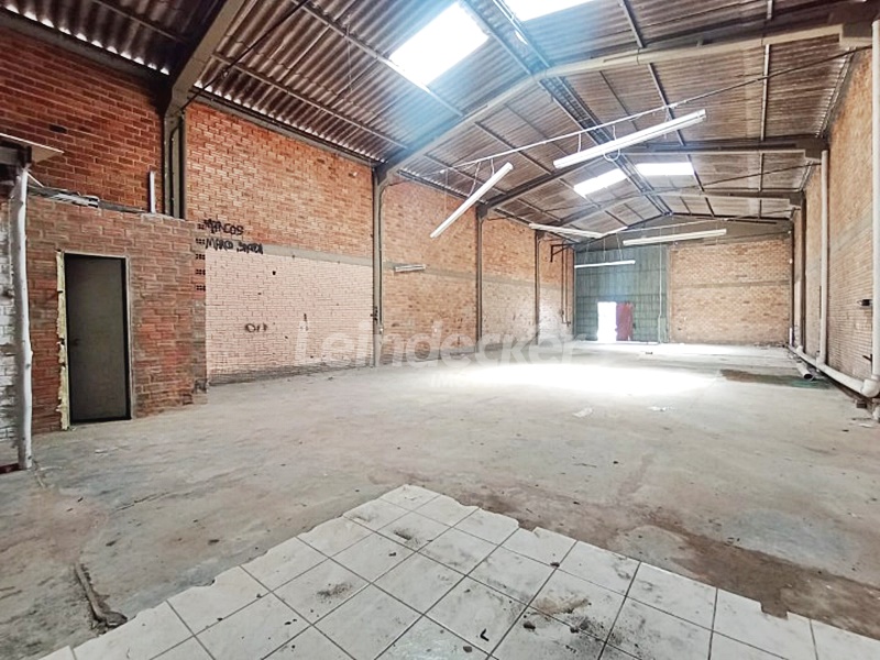 Depósito para alugar com 250m², 2 vagas no bairro Passo das Pedras em Porto Alegre