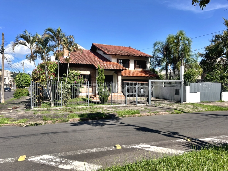 Casa para alugar com 280m², 3 dormitórios, 4 vagas no bairro Partenon em Porto Alegre