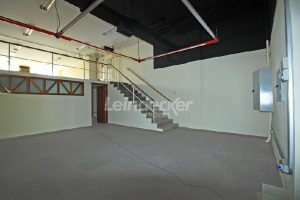 Loja para alugar com 805m², 11 vagas no bairro Partenon em Porto Alegre - Foto 7