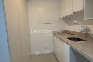 Apartamento para alugar com 51m², 1 dormitório, 1 vaga no bairro Menino Deus em Porto Alegre - Foto 2