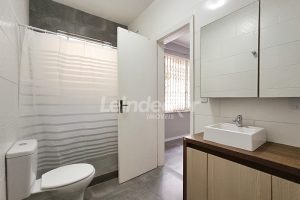 Casa para alugar com 223m², 2 dormitórios, 3 vagas no bairro Três Figueiras em Porto Alegre - Foto 13