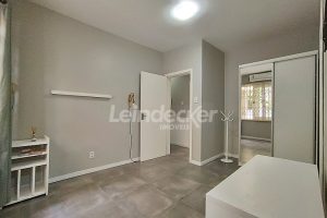 Casa para alugar com 223m², 2 dormitórios, 3 vagas no bairro Três Figueiras em Porto Alegre - Foto 17