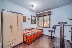 Casa Comercial para alugar com 240m², 4 dormitórios, 2 vagas no bairro Azenha em Porto Alegre - Foto 9