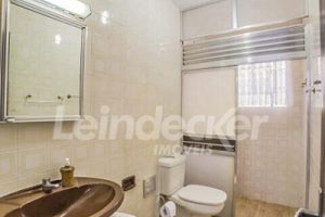 Casa Comercial para alugar com 240m², 4 dormitórios, 2 vagas no bairro Azenha em Porto Alegre - Foto 22
