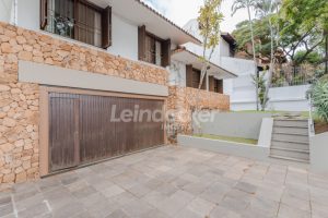 Casa Comercial para alugar com 306m², 4 dormitórios, 4 vagas no bairro Três Figueiras em Porto Alegre - Foto 2