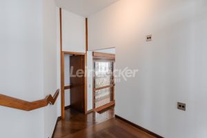 Casa Comercial para alugar com 306m², 4 dormitórios, 4 vagas no bairro Três Figueiras em Porto Alegre - Foto 9