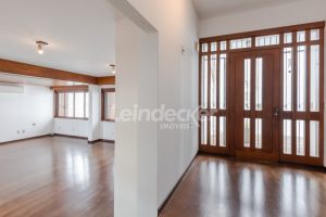 Casa Comercial para alugar com 306m², 4 dormitórios, 4 vagas no bairro Três Figueiras em Porto Alegre - Foto 10