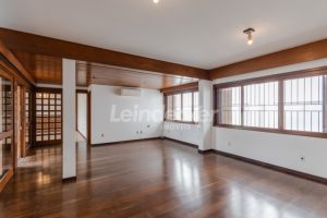 Casa Comercial para alugar com 306m², 4 dormitórios, 4 vagas no bairro Três Figueiras em Porto Alegre - Foto 11
