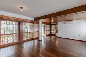 Casa Comercial para alugar com 306m², 4 dormitórios, 4 vagas no bairro Três Figueiras em Porto Alegre - Foto 12