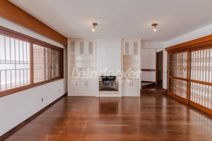 Casa Comercial para alugar com 306m², 4 dormitórios, 4 vagas no bairro Três Figueiras em Porto Alegre - Foto 15
