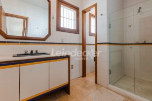 Casa Comercial para alugar com 306m², 4 dormitórios, 4 vagas no bairro Três Figueiras em Porto Alegre - Foto 20