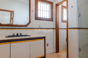 Casa Comercial para alugar com 306m², 4 dormitórios, 4 vagas no bairro Três Figueiras em Porto Alegre - Foto 21
