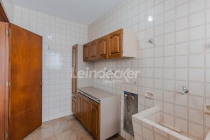 Casa Comercial para alugar com 306m², 4 dormitórios, 4 vagas no bairro Três Figueiras em Porto Alegre - Foto 28