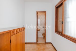 Casa Comercial para alugar com 306m², 4 dormitórios, 4 vagas no bairro Três Figueiras em Porto Alegre - Foto 30