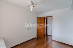 Casa Comercial para alugar com 306m², 4 dormitórios, 4 vagas no bairro Três Figueiras em Porto Alegre - Foto 45