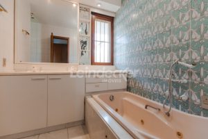 Casa Comercial para alugar com 306m², 4 dormitórios, 4 vagas no bairro Três Figueiras em Porto Alegre - Foto 46