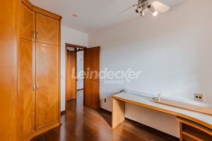 Casa Comercial para alugar com 306m², 4 dormitórios, 4 vagas no bairro Três Figueiras em Porto Alegre - Foto 56