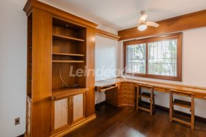 Casa Comercial para alugar com 306m², 4 dormitórios, 4 vagas no bairro Três Figueiras em Porto Alegre - Foto 57