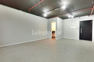 Sala para alugar com 36m², 1 vaga no bairro Santana em Porto Alegre - Foto 2
