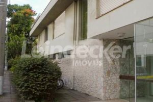 Casa Comercial para alugar com 550m², 1 dormitório, 2 vagas no bairro Auxiliadora em Porto Alegre - Foto 2