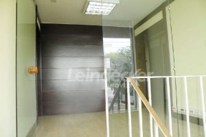 Casa Comercial para alugar com 550m², 1 dormitório, 2 vagas no bairro Auxiliadora em Porto Alegre - Foto 4