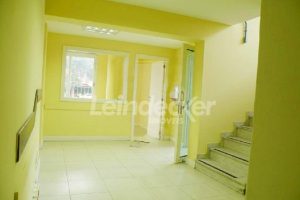 Casa Comercial para alugar com 550m², 1 dormitório, 2 vagas no bairro Auxiliadora em Porto Alegre - Foto 5