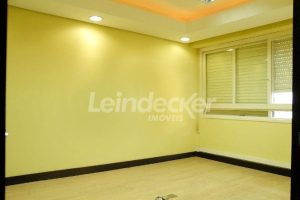 Casa Comercial para alugar com 550m², 1 dormitório, 2 vagas no bairro Auxiliadora em Porto Alegre - Foto 9