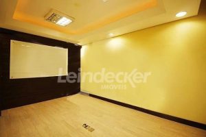 Casa Comercial para alugar com 550m², 1 dormitório, 2 vagas no bairro Auxiliadora em Porto Alegre - Foto 10