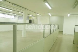 Casa Comercial para alugar com 550m², 1 dormitório, 2 vagas no bairro Auxiliadora em Porto Alegre - Foto 15
