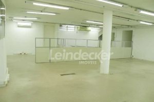Casa Comercial para alugar com 550m², 1 dormitório, 2 vagas no bairro Auxiliadora em Porto Alegre - Foto 16