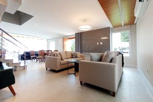 Casa em Condomínio para alugar com 334m², 3 dormitórios, 3 vagas no bairro Pedra Redonda em Porto Alegre - Foto 7