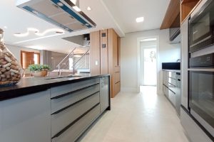 Casa em Condomínio para alugar com 334m², 3 dormitórios, 3 vagas no bairro Pedra Redonda em Porto Alegre - Foto 8