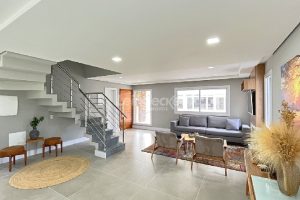 Casa em Condomínio para alugar com 334m², 3 dormitórios, 3 vagas no bairro Pedra Redonda em Porto Alegre - Foto 1