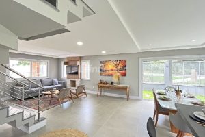 Casa em Condomínio para alugar com 334m², 3 dormitórios, 3 vagas no bairro Pedra Redonda em Porto Alegre - Foto 2