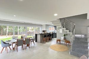 Casa em Condomínio para alugar com 334m², 3 dormitórios, 3 vagas no bairro Pedra Redonda em Porto Alegre - Foto 5