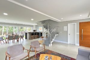 Casa em Condomínio para alugar com 334m², 3 dormitórios, 3 vagas no bairro Pedra Redonda em Porto Alegre - Foto 8