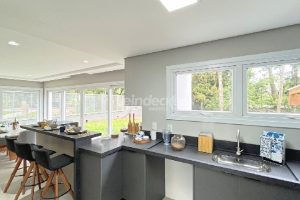 Casa em Condomínio para alugar com 334m², 3 dormitórios, 3 vagas no bairro Pedra Redonda em Porto Alegre - Foto 17