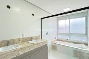 Casa em Condomínio para alugar com 334m², 3 dormitórios, 3 vagas no bairro Pedra Redonda em Porto Alegre - Foto 26