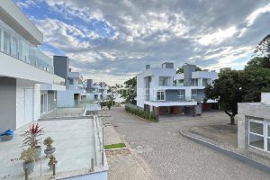 Casa em Condomínio para alugar com 334m², 3 dormitórios, 3 vagas no bairro Pedra Redonda em Porto Alegre - Foto 39