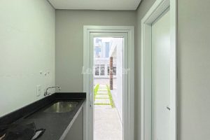 Casa em Condomínio para alugar com 334m², 3 dormitórios, 3 vagas no bairro Pedra Redonda em Porto Alegre - Foto 46