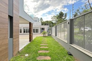 Casa em Condomínio para alugar com 334m², 3 dormitórios, 3 vagas no bairro Pedra Redonda em Porto Alegre - Foto 51