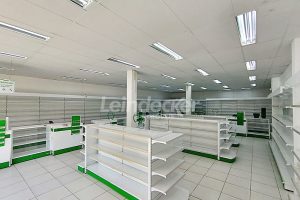 Loja para alugar com 345m², 4 vagas no bairro Partenon em Porto Alegre - Foto 2